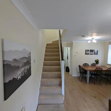 Guildford Townhouse With Parking Villa Exterior photo