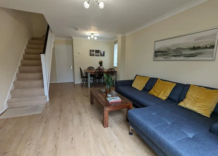 Guildford Townhouse With Parking