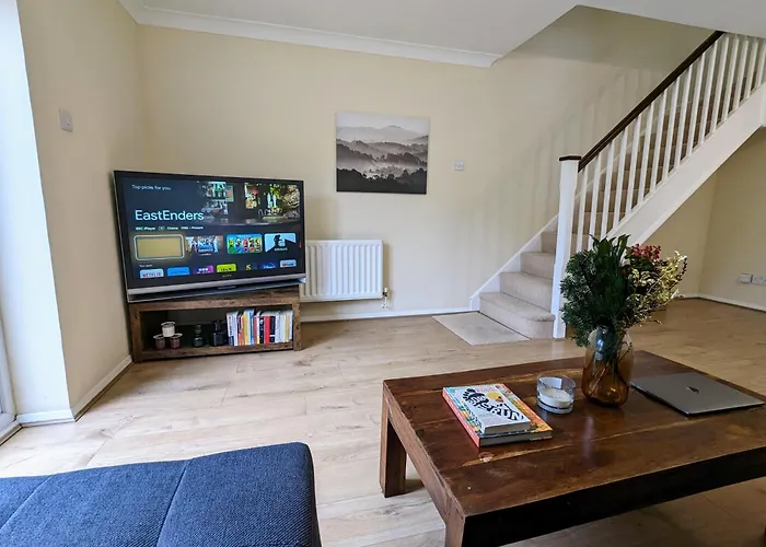 Guildford Townhouse With Parking