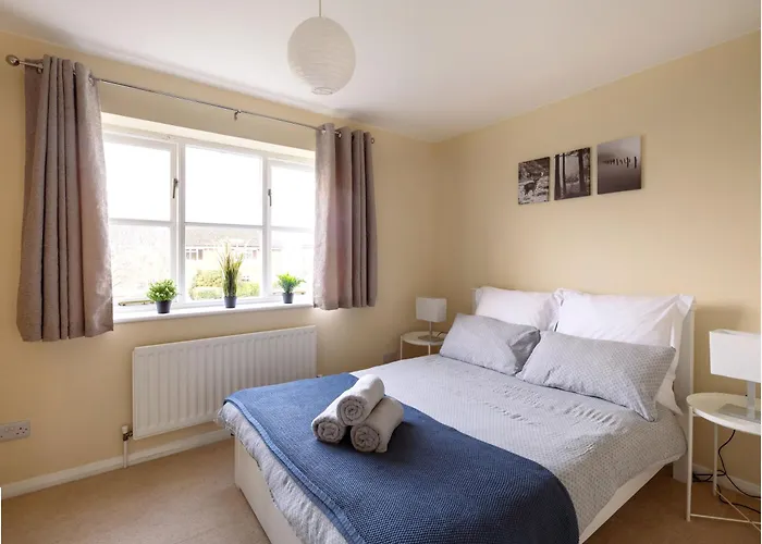 Guildford Townhouse With Parking