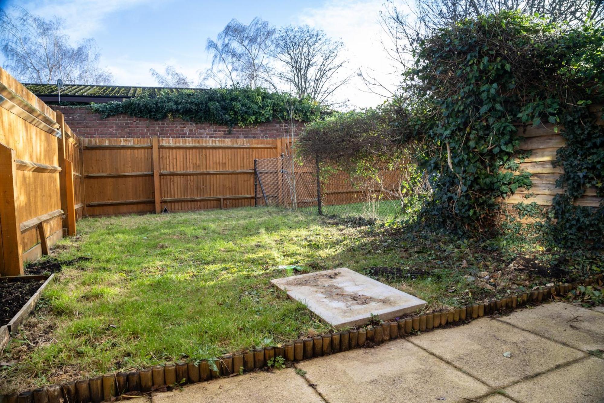 Townhouse With Parking Guildford