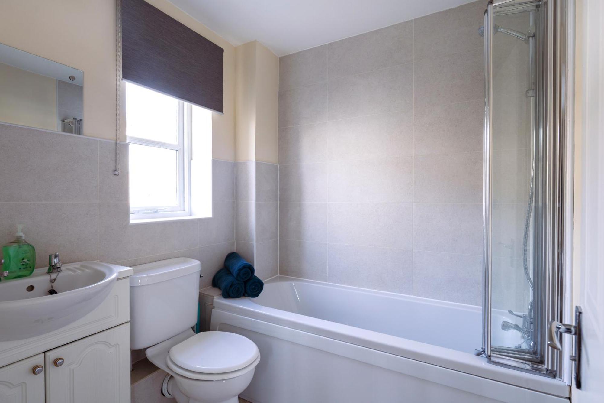 Townhouse With Parking Holiday home Guildford