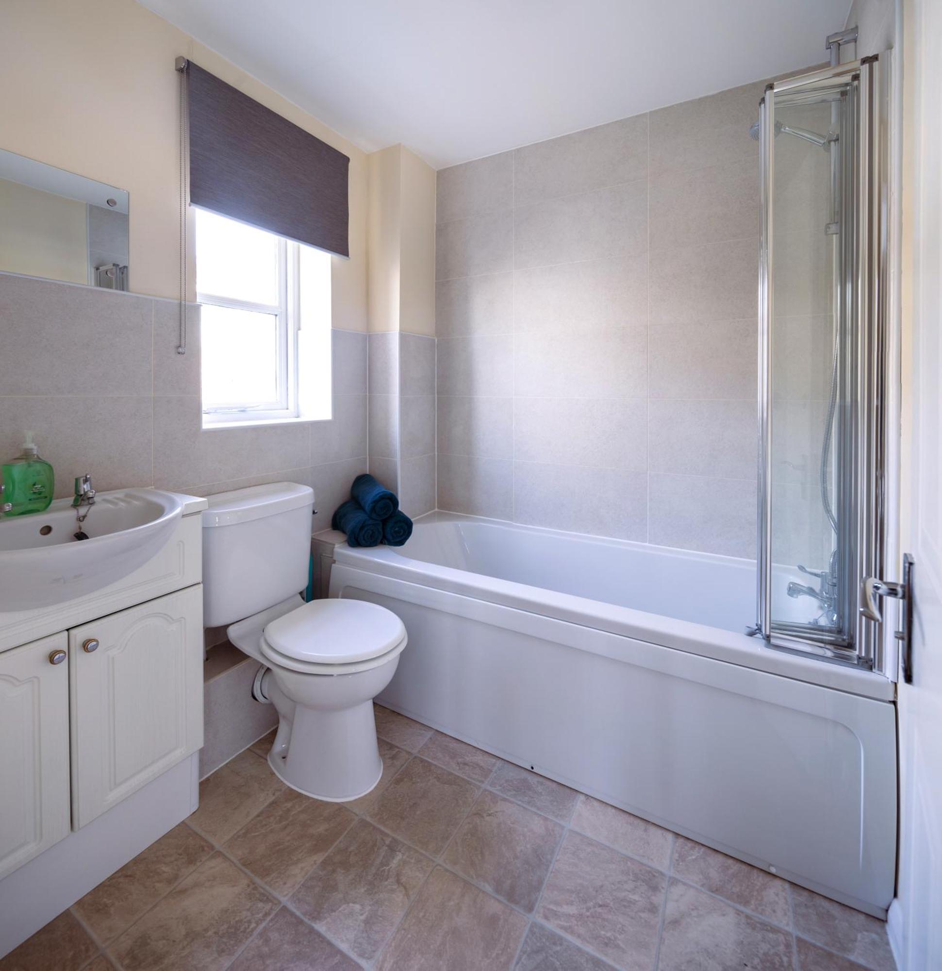 Townhouse With Parking * Guildford