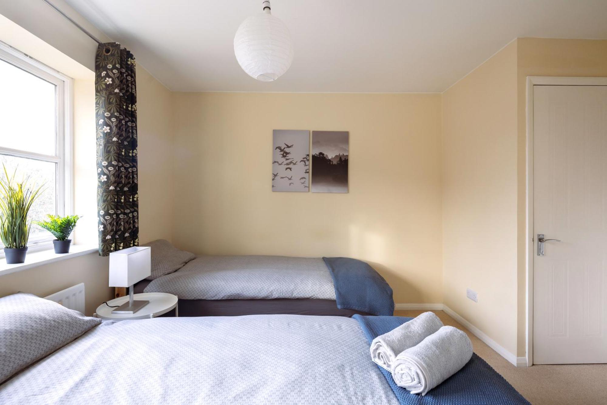 Townhouse With Parking * Guildford