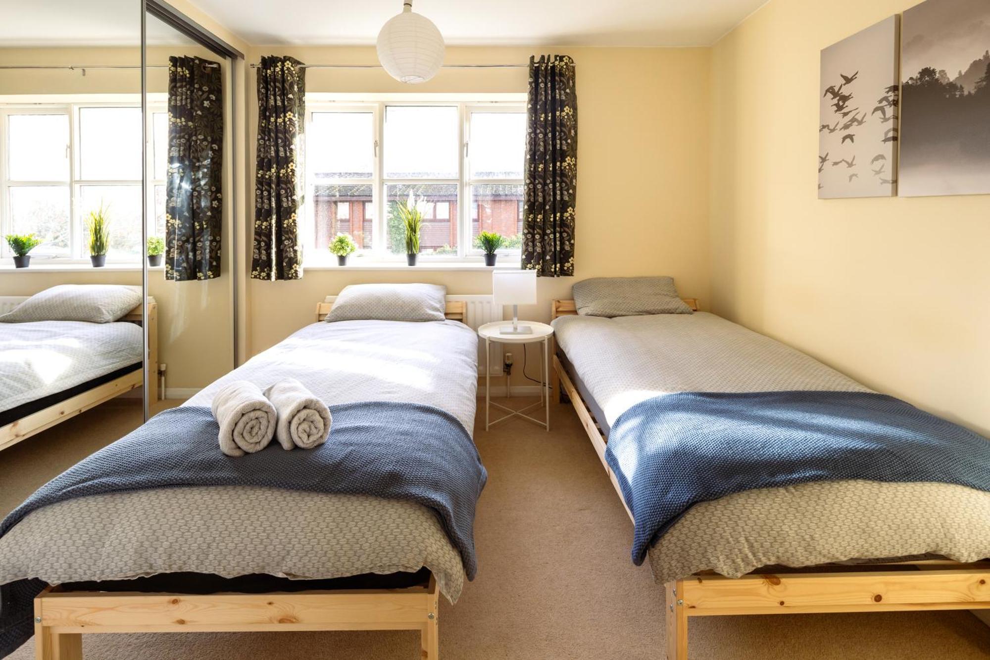 Townhouse With Parking * Guildford
